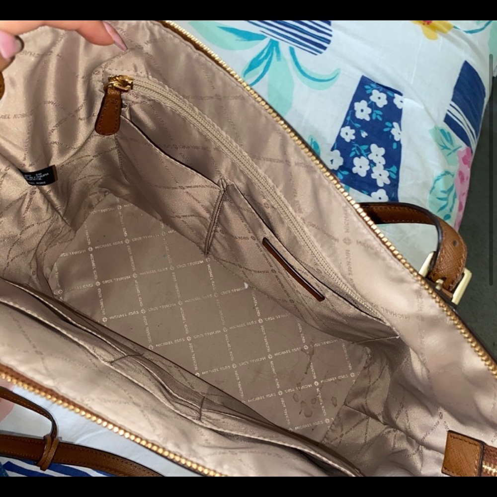 Micheal Kors tote bag. - Picture 3 of 6